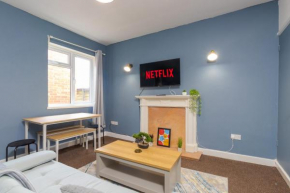 NEW STUNNING, HIGH STREET APARTMENT, SLEEPS 7 GUESTs!